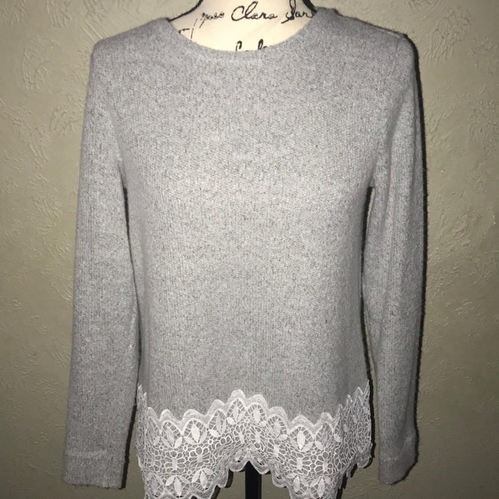 🎈3/$15 Lace trim sweater by Loft
